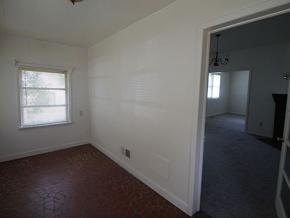 4th image of 556 Flint St