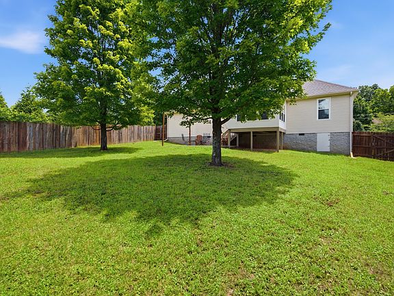 3rd image of 1029 Saddlestone Dr