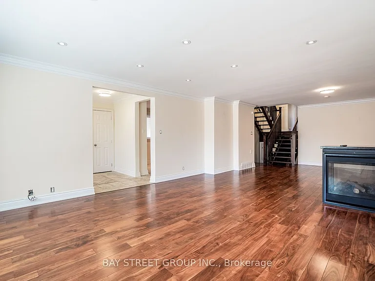 38 Foursome Cres — Photo 3