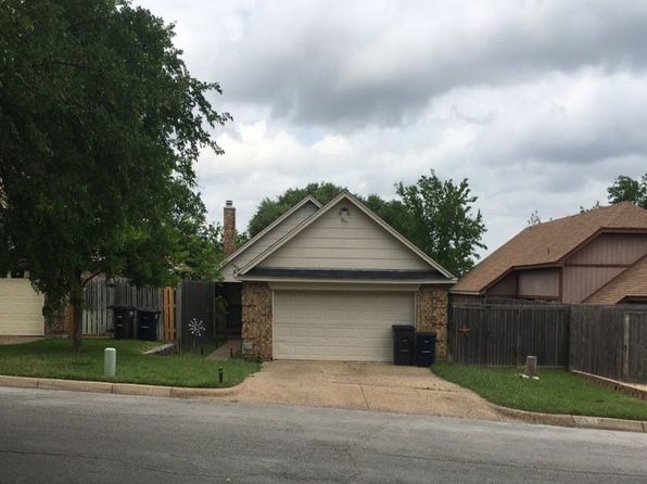 10628 Tall Oak Dr, Fort Worth, TX 76108