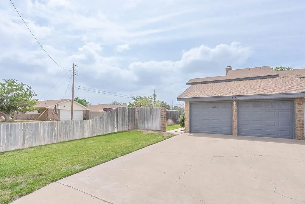 3 bed, 3.0 bath, 1602 sqft, $2,400 — Photo 2