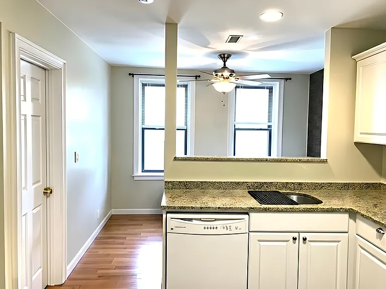 466 Commercial St — Photo 1
