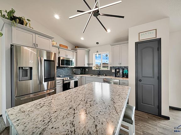 4th image of 652 Rachel Ln
