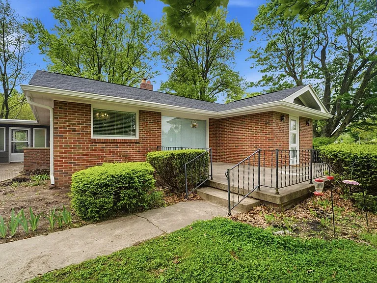 3233 Brady Ln — Photo 12