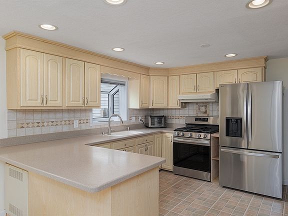 2nd image of 48 Rosemont St #48