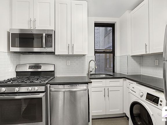 2nd image of 15 W 55th St APT 5B