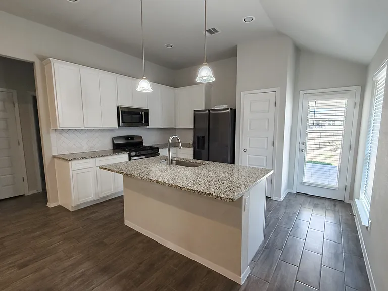 139 Lyndon Dr — Photo 5