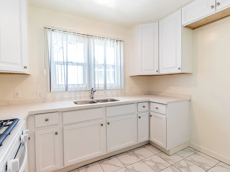 6341 Templeton St — Photo 8