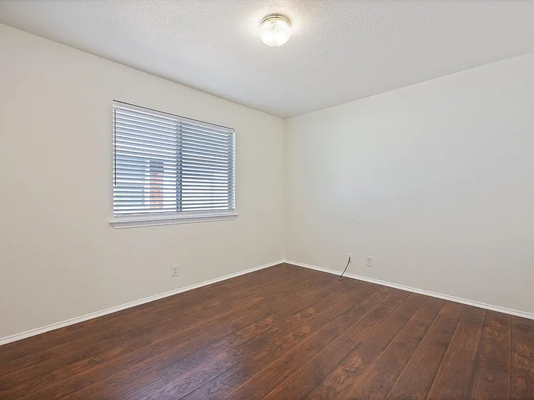 108 Loryn Dr — Photo 7