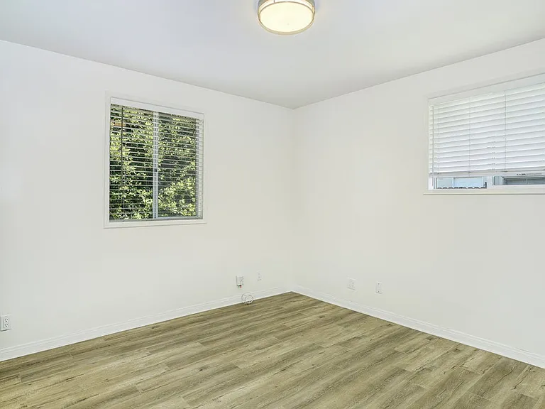 4721 Edgeware Rd — Photo 15