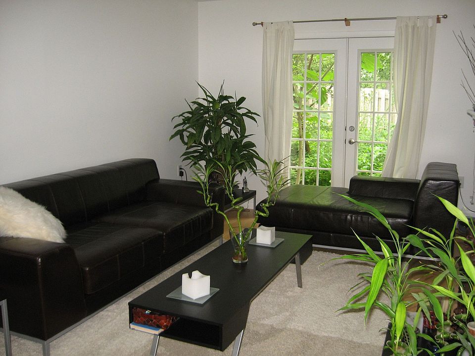 Living room w/ fireplace