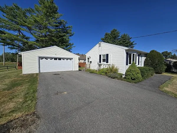 21 Maid Marion Ln — Photo 2