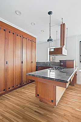 4th image of 104 W 70th St #10DE