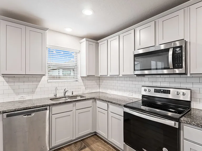 2432 Ayers Dr — Photo 9
