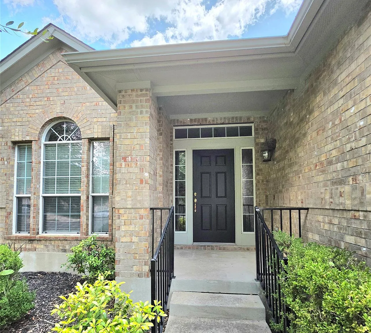 4 bed, 3.0 bath, 2767 sqft, $2,500 — Photo 2