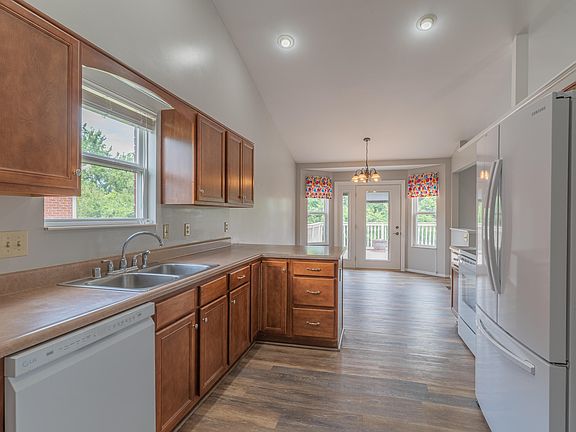 3rd image of 982 Surfridge Dr
