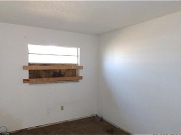 3rd image of 822 E Covina Ct
