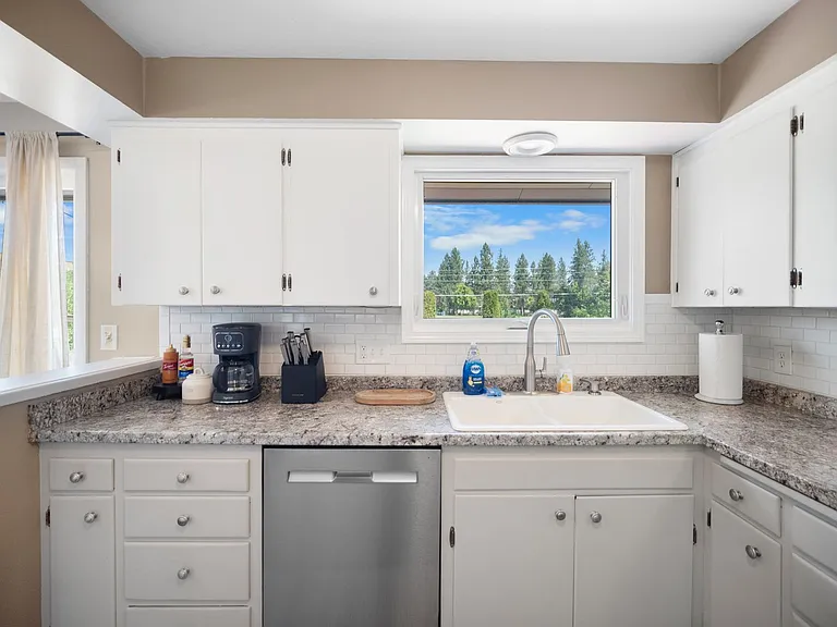 107 E Regina Ave — Photo 11