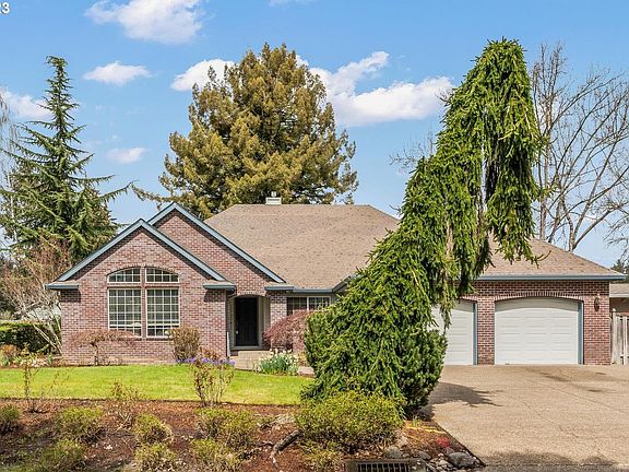 3rd image of 731 NE Cambrey Ct