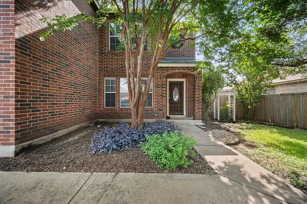 3 bed, 2.5 bath, 2331 sqft, $2,000 — Photo 3