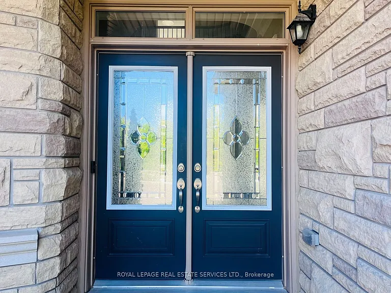 2366 Chateau Cmn — Photo 3
