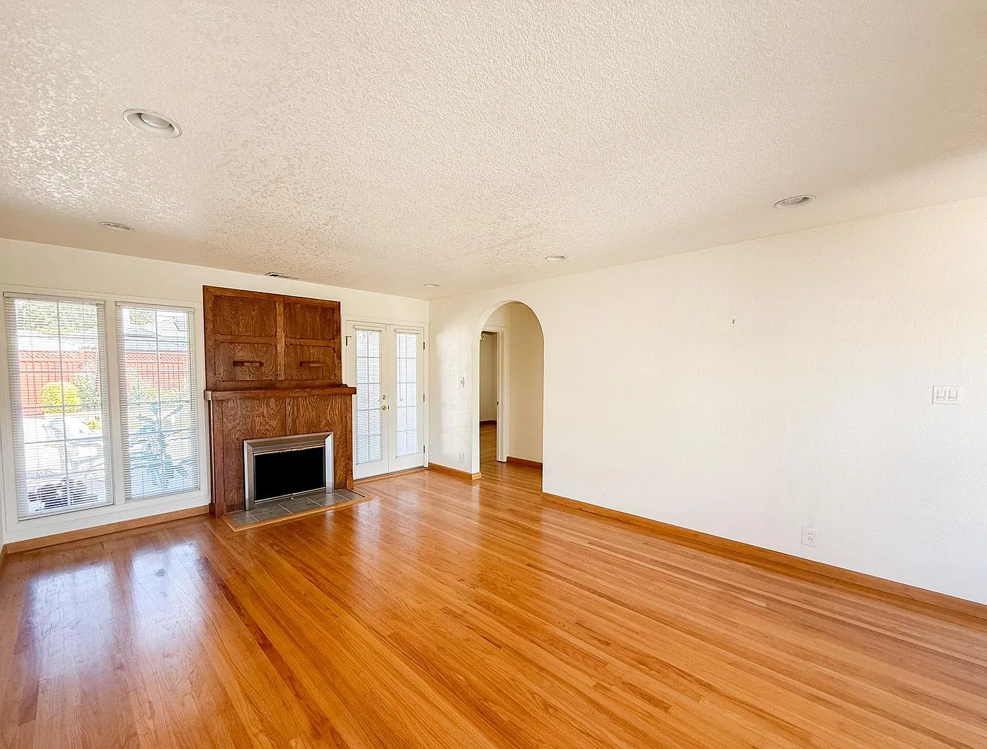 Bright 2 Bed 1 Bath Single-Story Home in Castro Valley's Baywood Neighborhood — Photo 4