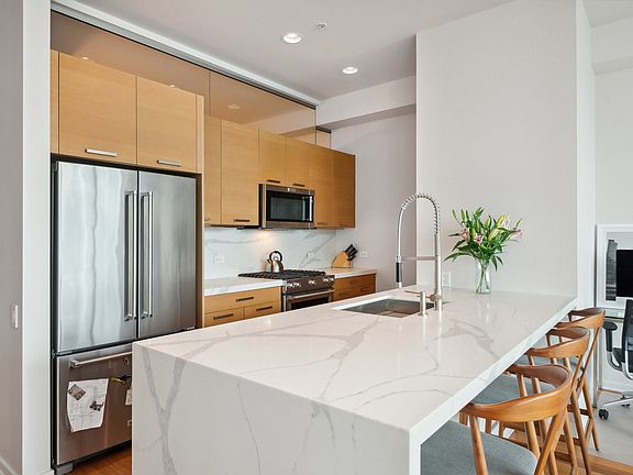 5th image of 500 W Superior St Unit 1709