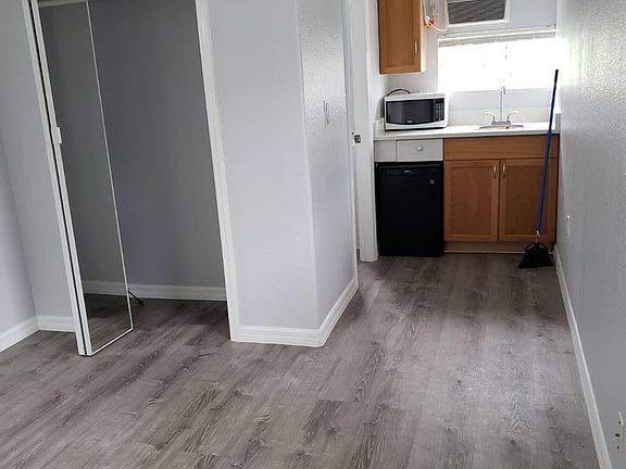 3rd image of 2815 Newcombe Ln