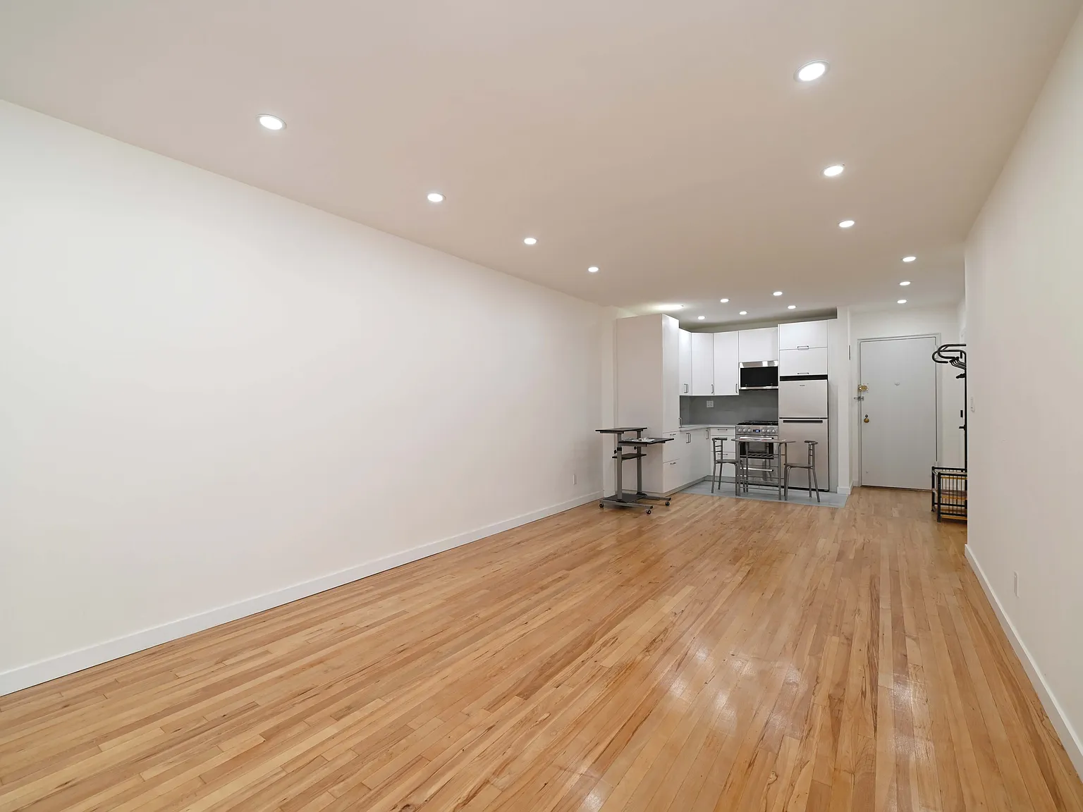 Studio, 670 sqft, $1,700 — Photo 4