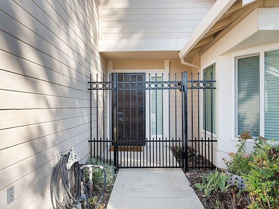 4th image of 50 Rollingbrook Cir