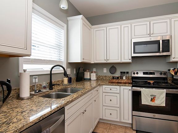 5th image of 202 Blackbird Village Cir