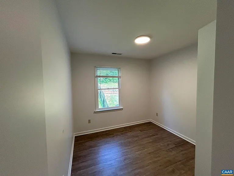 943 Rives St — Photo 18