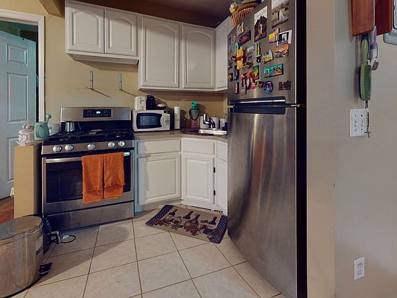 4th image of 50 W 192nd St