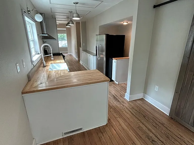 318 E Webster St — Photo 15