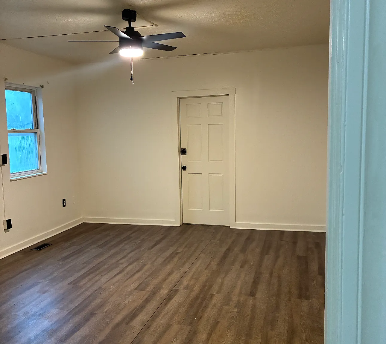 3 bed, 2400 sqft, $1,900 — Photo 2