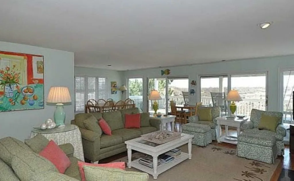 4 bed, 2700 sqft, $2,800 — Photo 4