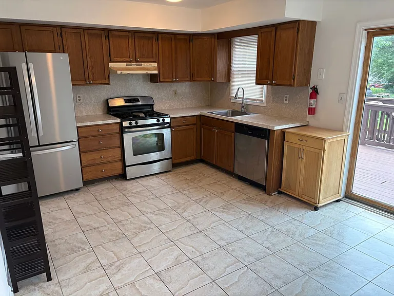 220 Harding Ave — Photo 3