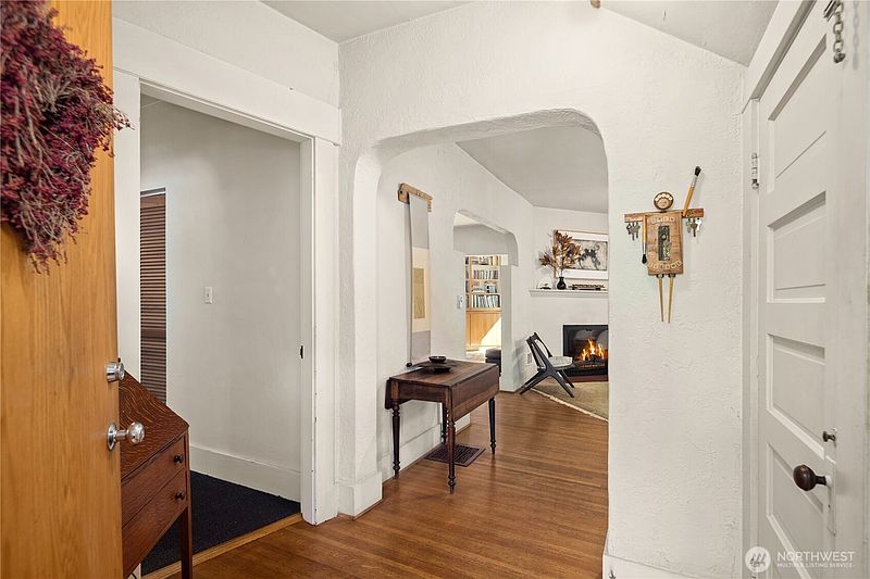 4th image of 111 W Kinnear Place