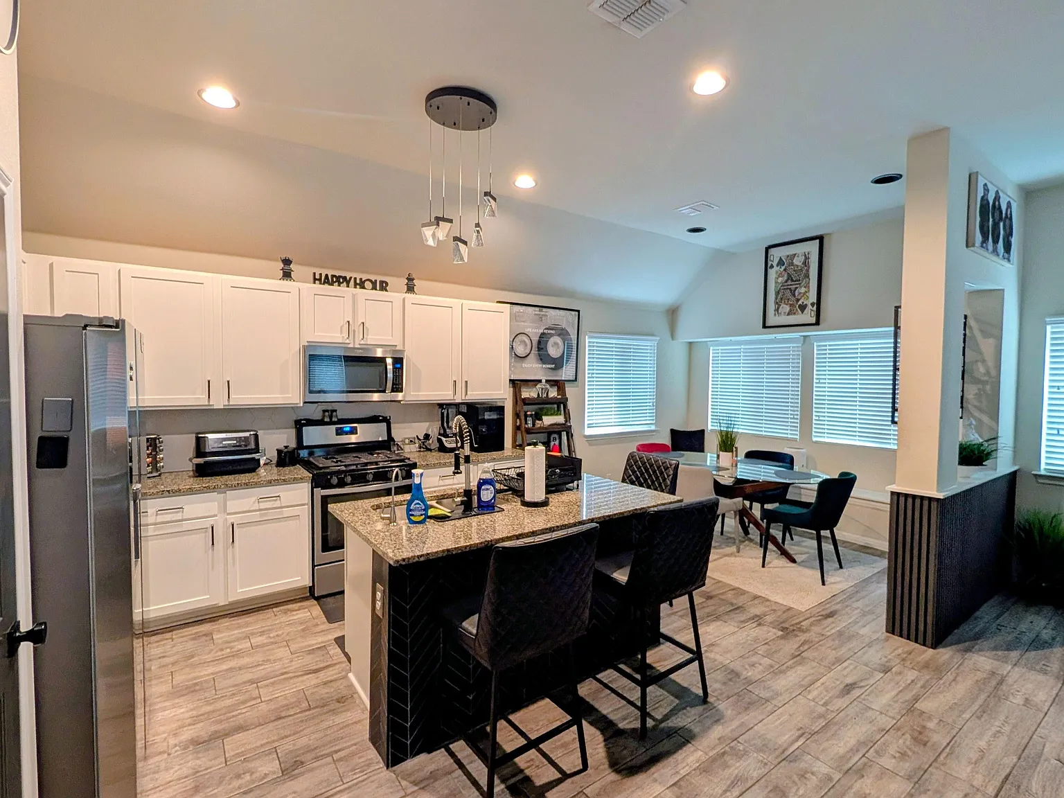 2 bed, 1.0 bath, 1386 sqft, $1,027 — Photo 2