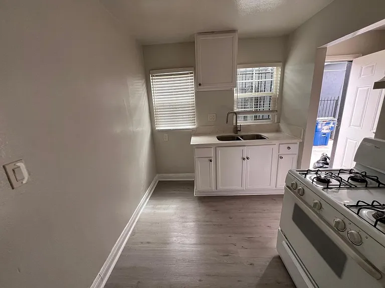 847 W 84th St — Photo 3