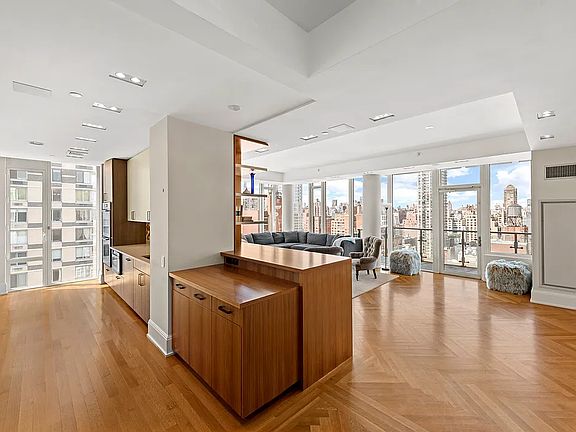 4th image of 305 E 85th St APT C