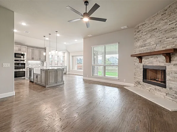 521 Livia St, Burleson, TX 76028