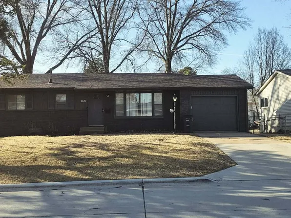 2023 Edgewood Dr, Bettendorf, IA 52722