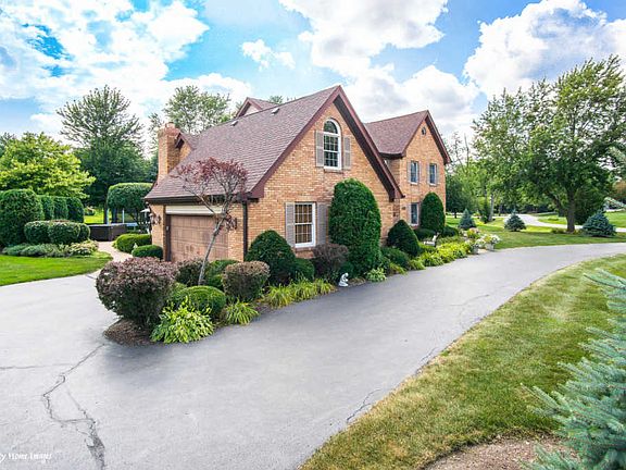 3rd image of 825 Huntsmoor Dr