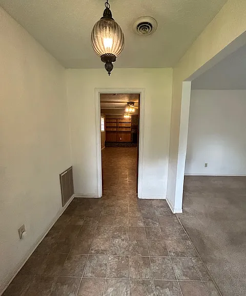 211 Eastwood Dr — Photo 2