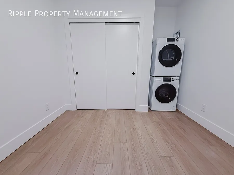 Amazing 2 Beds, 1 Baths Multiplex | Air Conditioning & Window Coverings — Photo 3