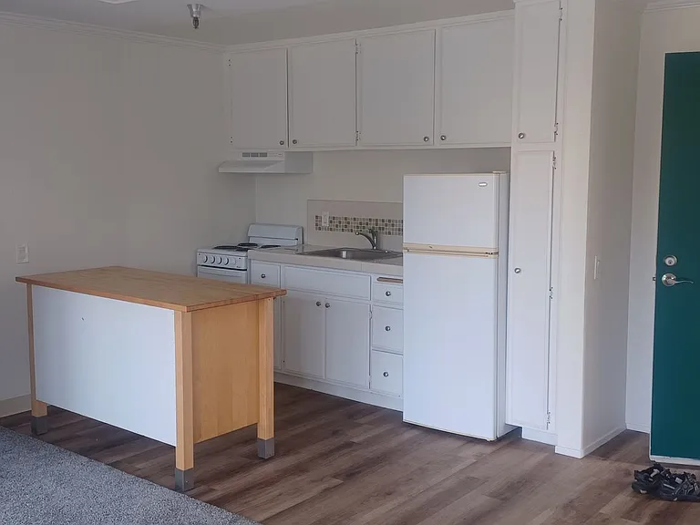 Aeg 55+ Senior Property in the Heart of HIllcrest — Photo 5