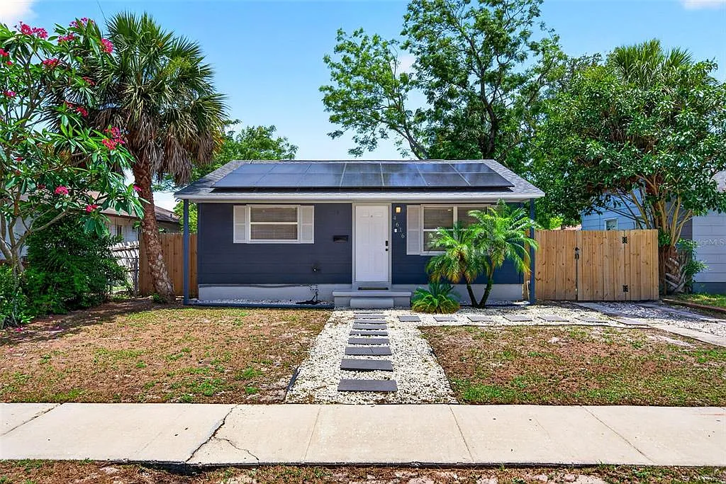 3 bed, 1.0 bath, 832 sqft, $2,200 — Photo 2