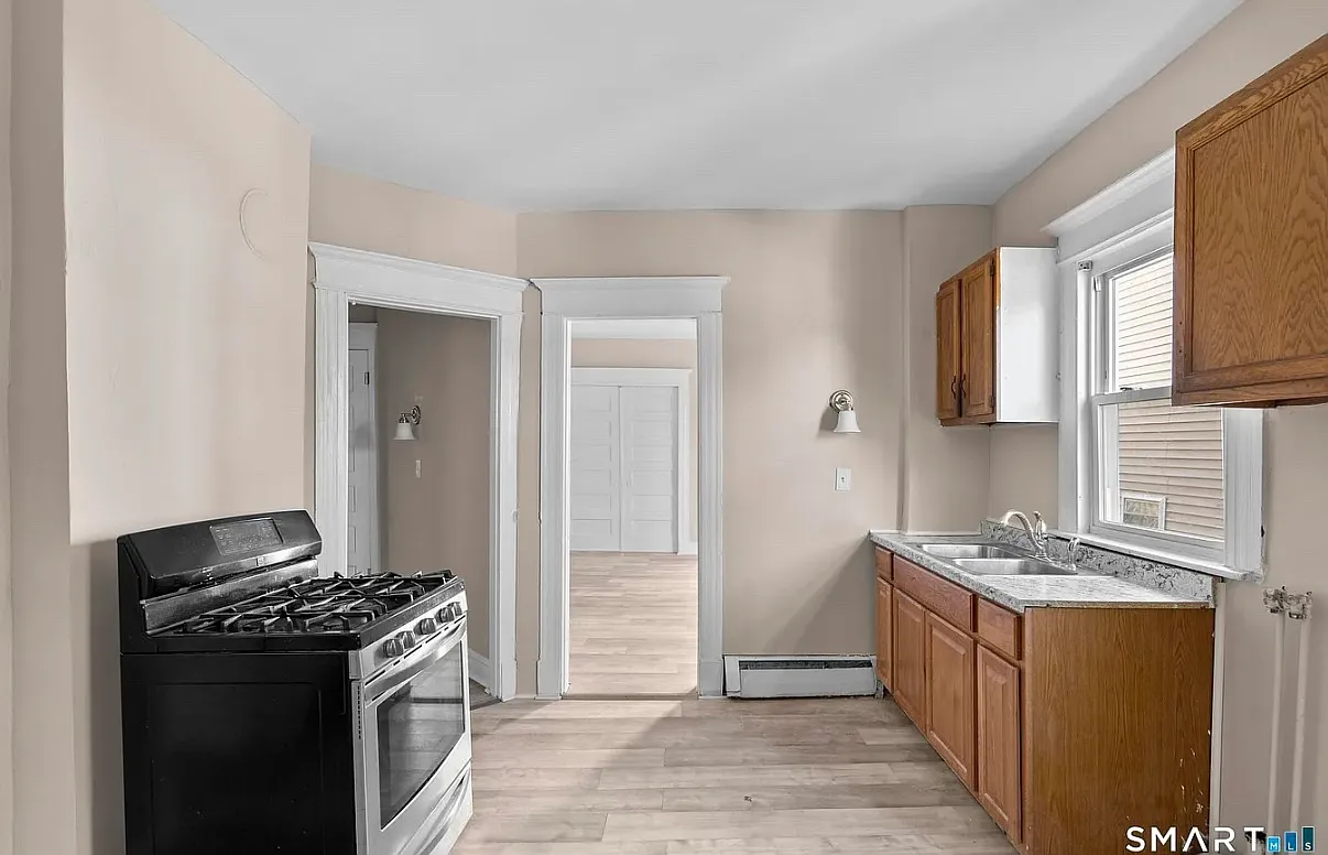 4 bed, $1,600 — Photo 1