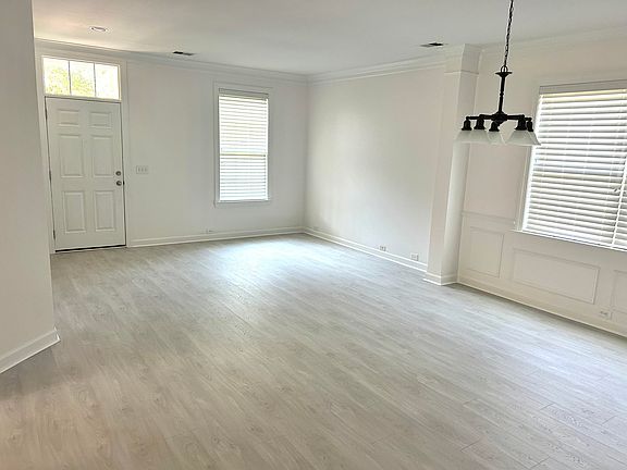 4th image of 101 Duck Pond Ct